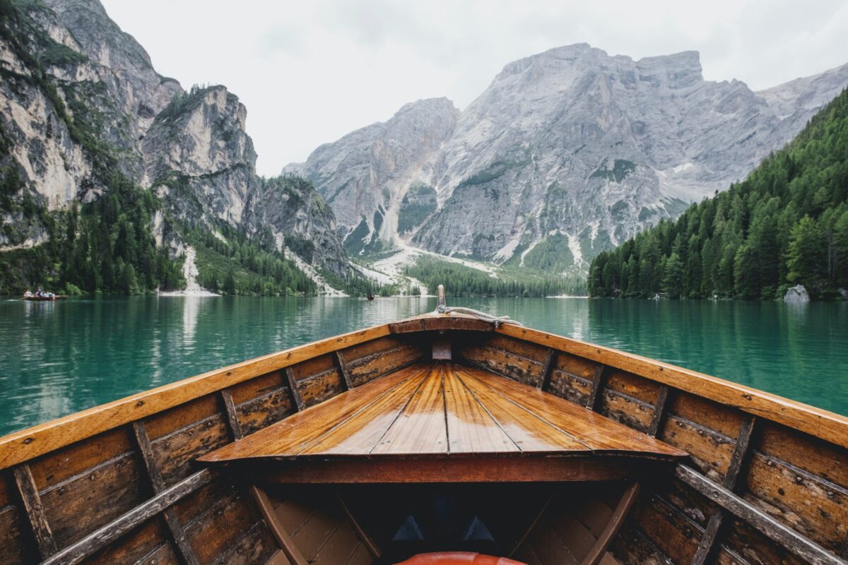 A beautiful photo from a boat looking at mountains - by Luca Bravo available - free high resolution images from Unsplash
