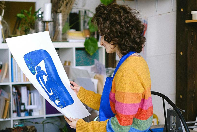 Exhibit your Art eBook artist examining art